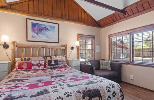 The Village Cottage | Grizzly Bear Studio Pet Friendly Walk to Village, Lake and Forest