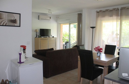Santa-Maria-Poggio Apartment | Ground floor. 2 separate bedrooms. 6 persons. Swimming pool. Beach. Mountain view