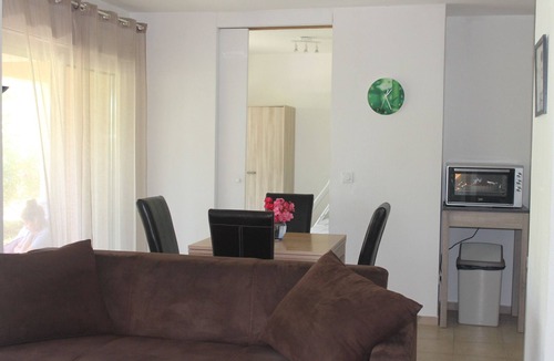 Santa-Maria-Poggio Apartment | Ground floor. 2 separate bedrooms. 6 persons. Swimming pool. Beach. Mountain view