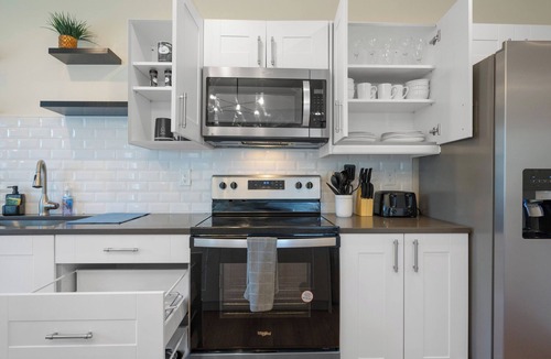 Maple Hill House | Group-Friendly Townhouse Stay – Sleeps up to 20