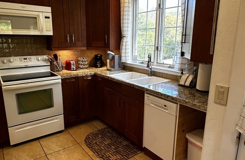 Three Rivers Cottage | "Guest Favorite" Cottage near Sequoia, Private EV charger, Fireplace, Ammenities