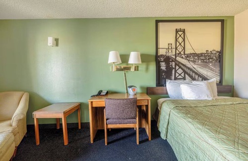 Barstow Hotel | Guest Favorite Deluxe King Bed Retro Room Near Mojave Desert