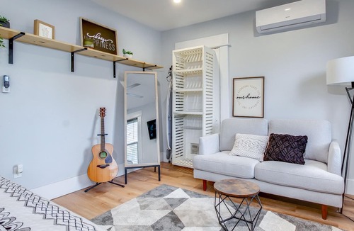 Beechmont House | Guesthouse w/ fast wifi and RV Parking