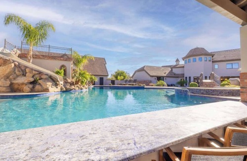 Cactus Acres House | HÓZHÓ Sunnyside | Lazy River, Slides, Pickleball