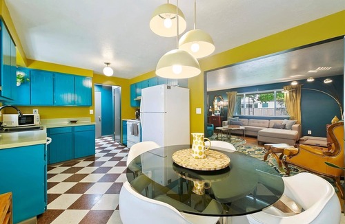 East End House | #HabitueHomes - The East End Retreat – King Bed, EV Charger, Natural Spring Pool!