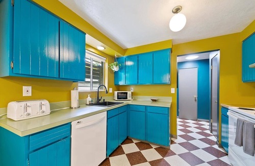 East End House | #HabitueHomes - The East End Retreat – King Bed, EV Charger, Natural Spring Pool!