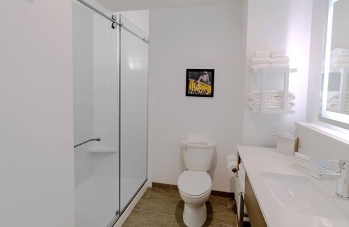Downtown Riverside Hotel | Hampton Inn Riverside Downtown Convention Center
