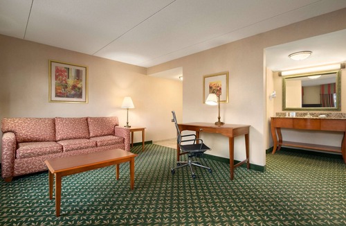 Williamsburg Hotel | Hampton Inn & Suites Williamsburg-Central