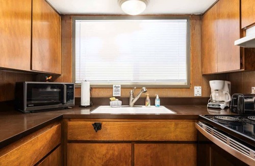 Sierra Cedars Cabin | Happy Bear | Minutes to Town + Lake + Pet Friendly