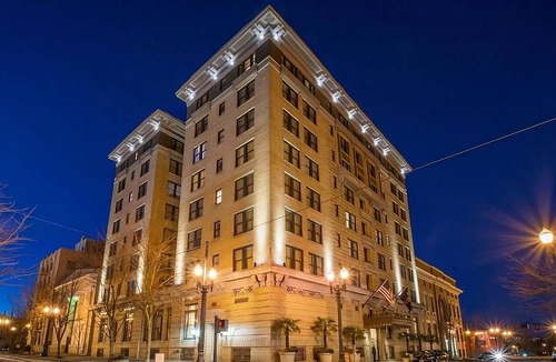 Goose Hollow Hotel | Hassle-Free Stay! 4 Relaxing Units, Onsite Pop-Up Cinema, Pets are Allowed!