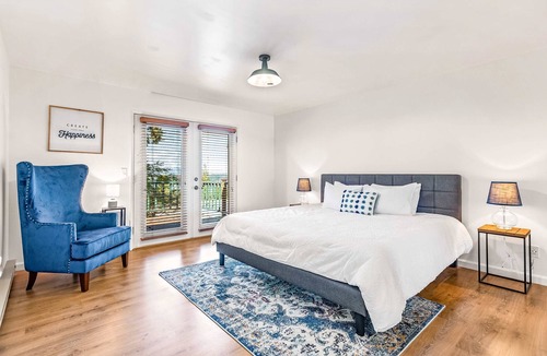 Clarksville House | Hayden Lake Views | 2BR Deck Retreat Sleeps 7