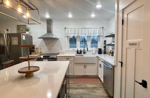 Elizabethtown House | Hearth & Heartland Farmhouse-3 private acres Family Friendly
