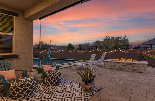 Surprise House | Heated Lap Swimming Pool! Firepit, Hammock, Ice Hockey and Ping Pong! Dog Friendly!