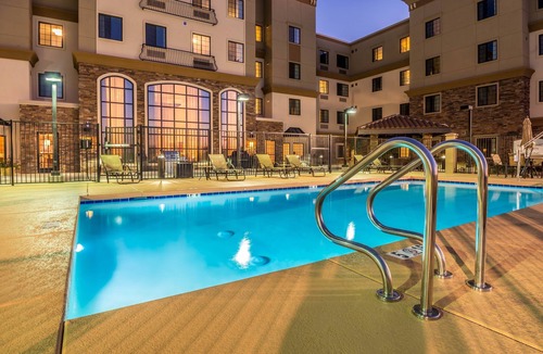 Chandler Condo | Heated Outdoor Pool + Hot Tub + Free Breakfast