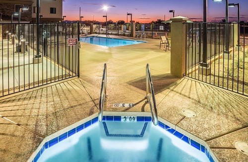 Chandler Condo | Heated Outdoor Pool + Hot Tub + Free Breakfast