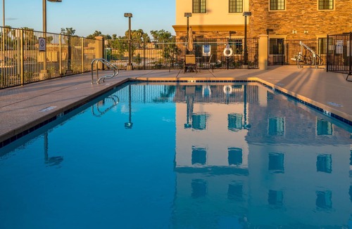 Chandler Condo | Heated Outdoor Pool + Hot Tub + Free Breakfast