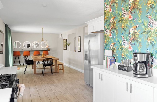 Village Grove House | Heated Saltwater Pool Sleeps 14 Hot Tub BBQ Lounge 5 mins from Old Town!