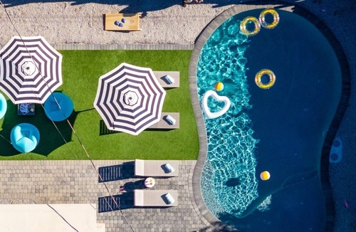 Village Grove House | Heated Saltwater Pool Sleeps 14 Hot Tub BBQ Lounge 5 mins from Old Town!