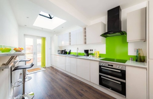 Salisbury House | Hepburn House 4 Bedroom Property - Stayseekers