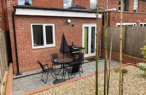 Salisbury House | Hepburn House 4 Bedroom Property - Stayseekers