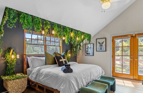 Tehachapi Cabin | HGTV Cabin|18 Acres *Hot Tub/Game Room* Sleeps 12