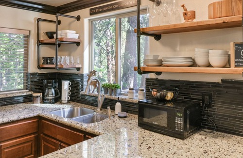 West Village Cabin | Hibernation Station- Walk to town, hike to lake!