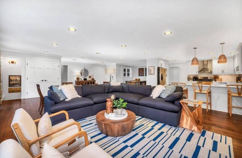Gallatin House | Hickory Dickory Dock - Nashville Lakefront Family Retreat