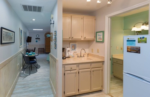Isle of Palms Condo | High Life on IOP Studio + Sleeper,1 blk to beach,