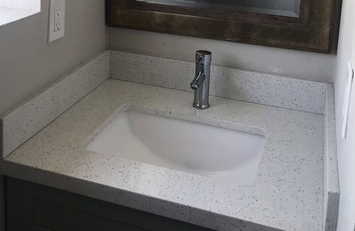 Governmental Mall Condo | High Speed WiFi - Clean, Simple and Central - 5 min from downtown