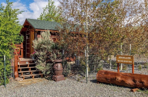 Wapiti Cabin | Highland Bunkhouse- Direct River Access, Mountain Views, Couples Retreat