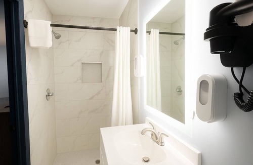 Hillsboro Hotel | Hillsboro Inn & Suites