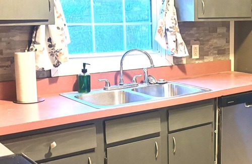 Charleston House | HILLSIDE CHARMER 4-bedroom, 2-bathroom house in delightful South Charleston.