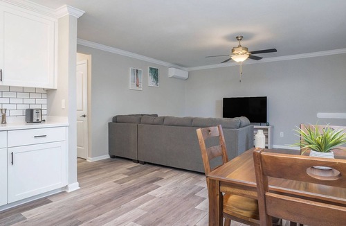 Bayview Apartment | Hillside Cove - Helm Suite