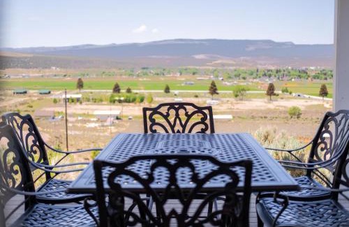 Panguitch House | Hilltop Heaven - 5 Star Comfort and Views