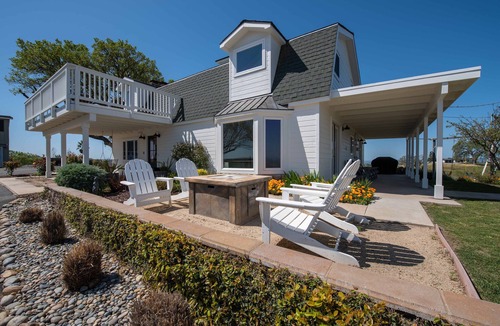Paso Robles House | Hilltop Vineyard Estate with 360 Views, Hot Tub & Pool!