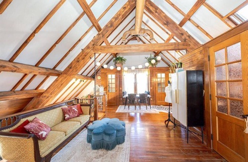 Lindenwald Apartment | Historic Carriage House: Unique Stay in the Heart of Hamilton