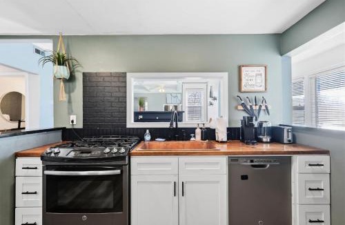 Beechmont House | Historic Foursquare Home Vintage Charm & Comfort