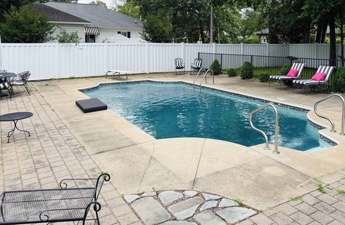 Paducah House | Historic Group Retreat w/Pool in Paducah