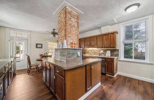Onancock House | Historic Victorian Home–3 King Bedrooms w/55"4KTVs, Full Kitchen, Screened .
