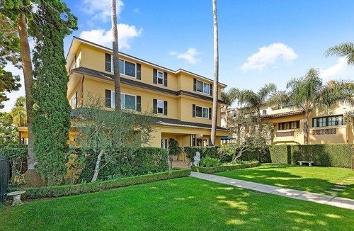 West Beach Apartment | Historic West Beach Apartment — 2 blocks to the Beach