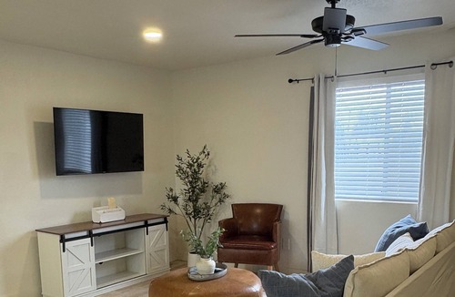 Hanford House | Hobby farm+private apt+full kitchen+spacious+king bed