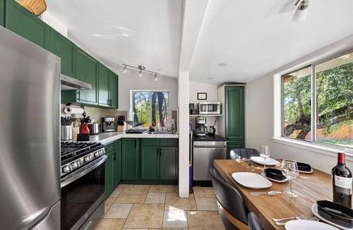Glen Ellen House | Hobby Vineyard + Firepit + Outdoor Living + EV Charger | Grapevine Cottage