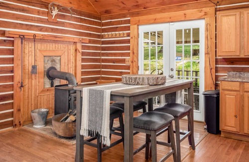 Ray Cabin | Hocking Hills Hiking and Fishing -PET FRIENDLY-