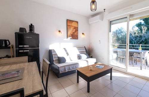 Poggio-Mezzana Apartment | Holiday Apartment "Poggio Mezzana" with Sea View, Shared Pool & A/C