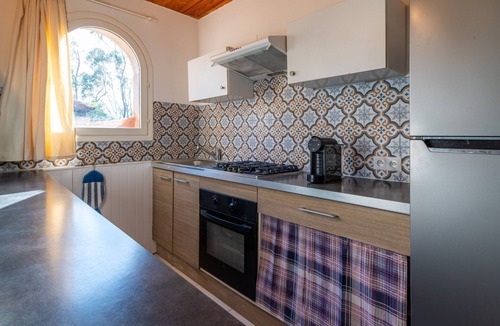 Pineto House | Holiday Home 'F2 À 100m De La Plage' with Mountain View, Wi-Fi and Air Conditioning