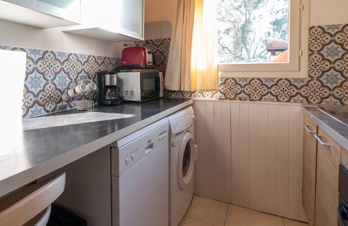 Pineto House | Holiday Home 'F2 À 100m De La Plage' with Mountain View, Wi-Fi and Air Conditioning
