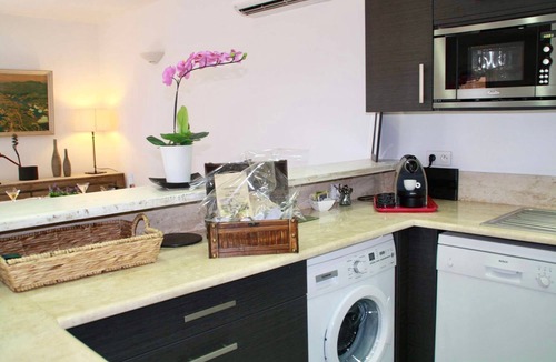Maora House | Holiday home with sea view 500m from the beach