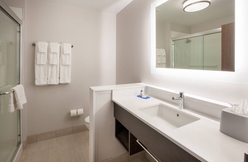Fall River Hotel | Holiday Inn Express Fall River North by IHG