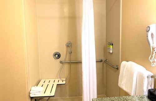 Herndon Hotel | Holiday Inn Express Fresno Northwest - Herndon by IHG