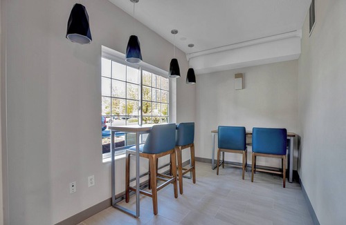 Hayden Island Hotel | Holiday Inn Express Hotel & Suites Portland-Jantzen Beach by IHG